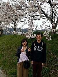 兄と、実家近くの川沿いの桜の前で（手には団子）